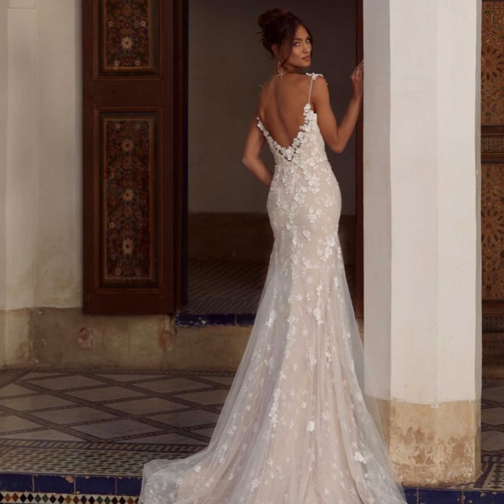 Worn once and was professionally cleaned. Absolutely stunning wedding dress.